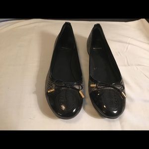 Women’s Tory Burch grey and black emblem flats.